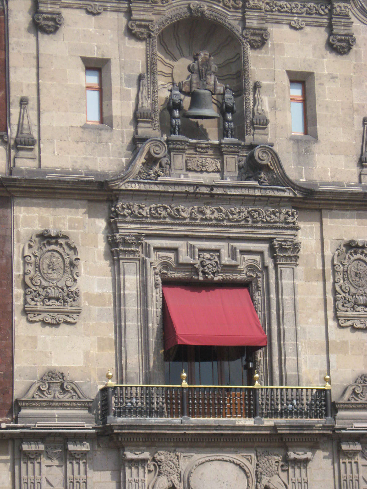 Campana de Dolores sobre el balcón central de Palacio Nacional en México